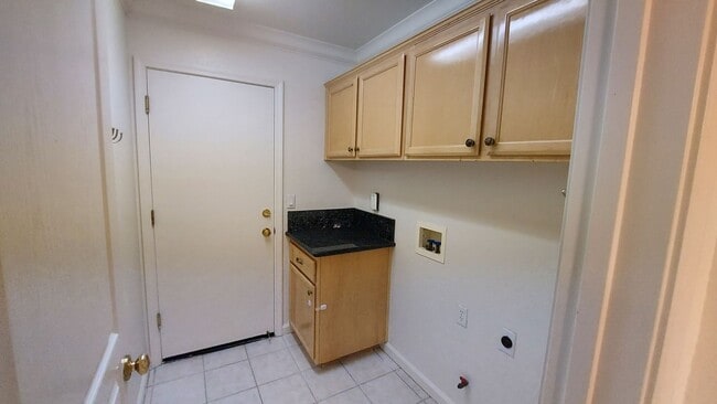 Building Photo - Excellent single story, 4 bedroom 3 bath home in Ashley Woods, a gated Granite Bay Neighborhood.