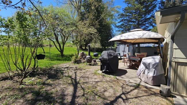 Building Photo - Losleben- House with large yard fully furnished Available Nov 1st - May 31st