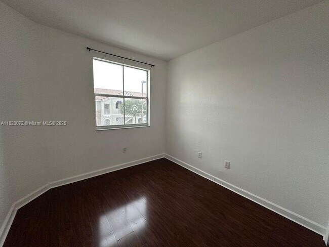 Building Photo - 1661 SE 29th Ct