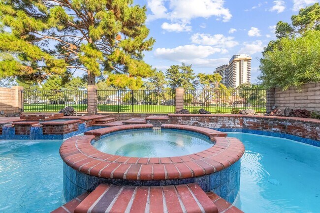 Building Photo - 968 Pinehurst Dr