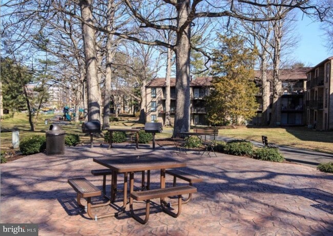 Building Photo - 2030 Royal Fern Ct