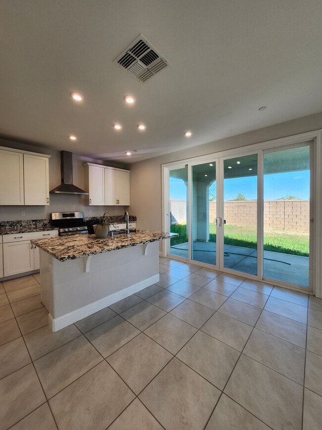 Building Photo - Beautiful Plumas Lake home on a large lot with SOLAR