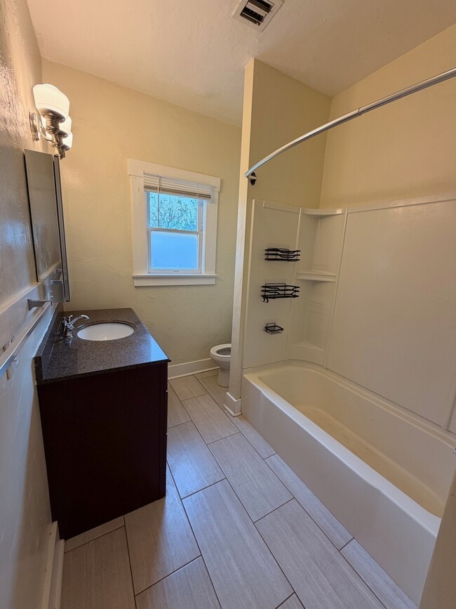 Building Photo - 1030 E 7th St