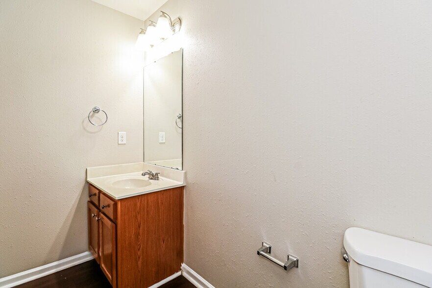 Building Photo - 1742 Eastway Dr