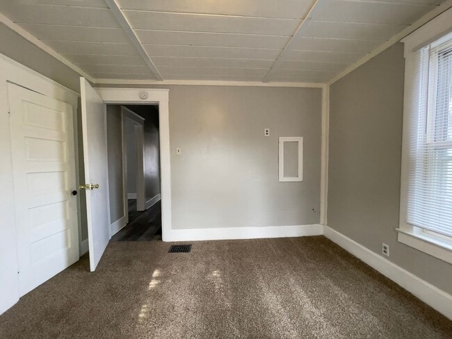 Building Photo - PRELEASING for AUGUST! Close to Campus