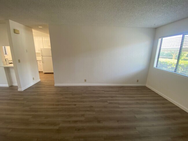 Building Photo - Remodeled 2 Bedroom Apartment - La Tierra Garden Apartements