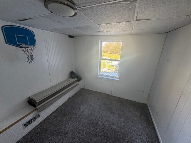 Building Photo - Great duplex 3 bed 1 bath townhome.