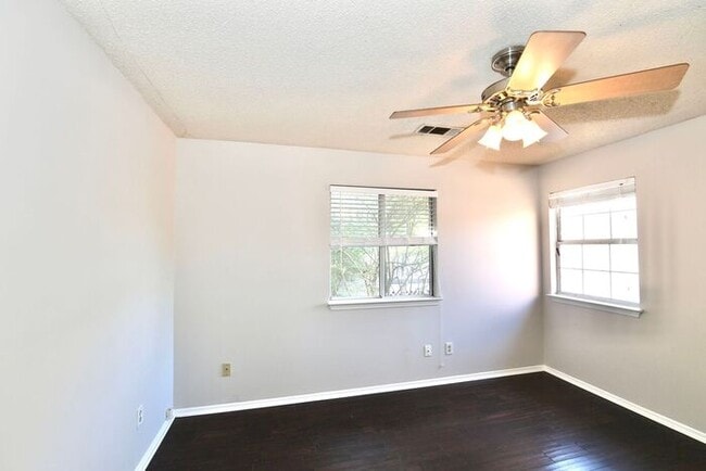 Building Photo - 10470 Meadow Run Trce