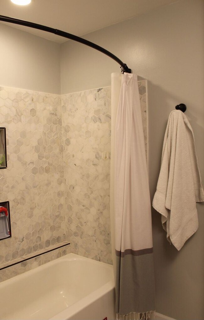 Building Photo - Ring in 2026 with THIS Great Rental!