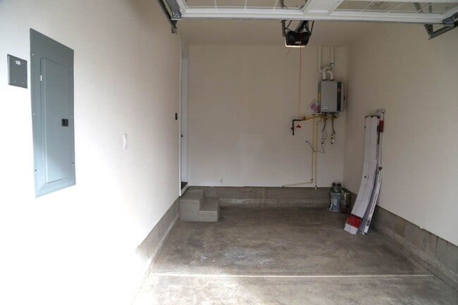 Building Photo - New 3 bed 2.5 Bath Townhome Ready for You!