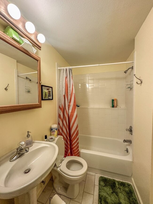 Building Photo - Beautiful & Large 4-Bd 2.5-Ba, in Boulders...