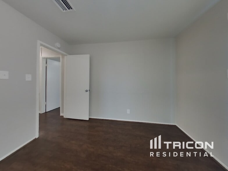 Building Photo - 325 Ladera Dr