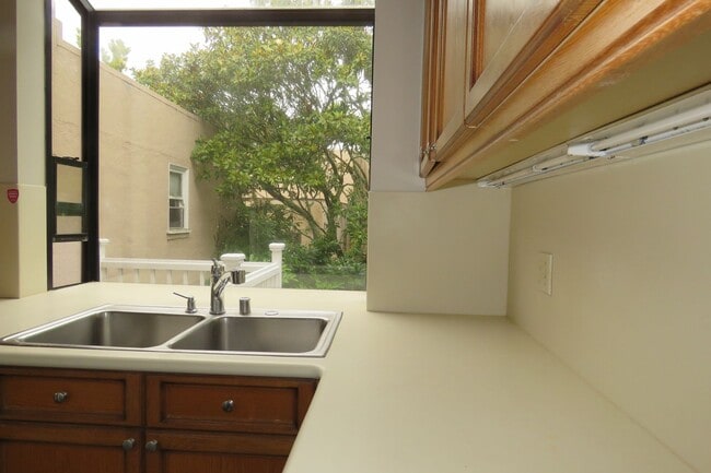 Building Photo - Elegant 4 bedroom House  with bonuses
