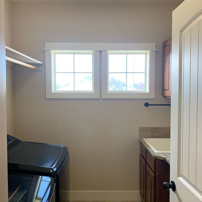 Building Photo - Desirable Home in Meridian with 3 Car Garage!