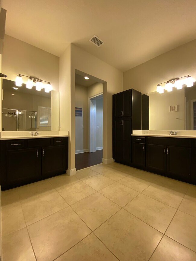 Building Photo - Exquisite 6-Bedroom Estate with Private Po...