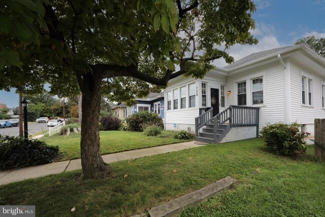 Building Photo - 724 Willitts Ave