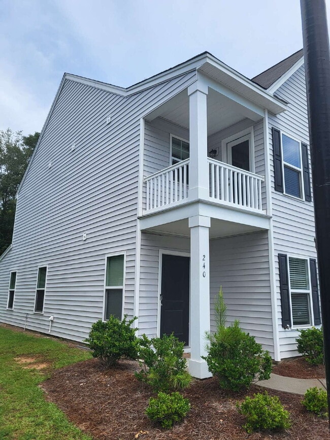 Building Photo - "Spacious Fully Furnished 4-Bedroom Townhouse in Summerville with 3 Full Baths – Your Perfect Fam...