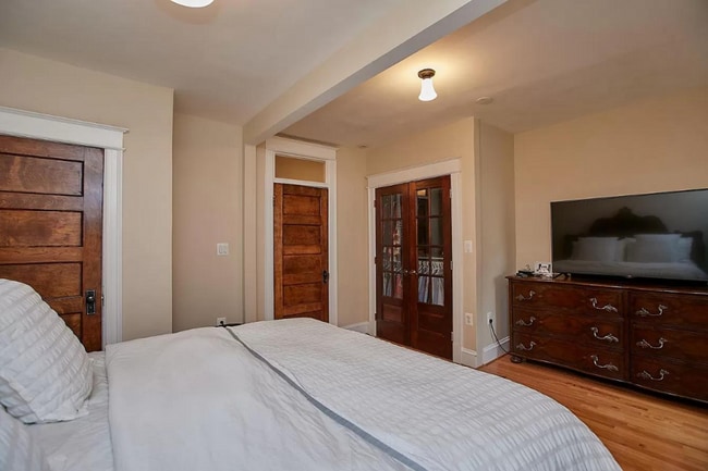 Building Photo - 3 level townhouse w 2br 2.5ba, parking spo...