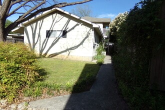 Building Photo - Charming Hillcrest Apartment