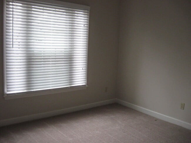 Building Photo - One Story Townhouse in Adams Farm