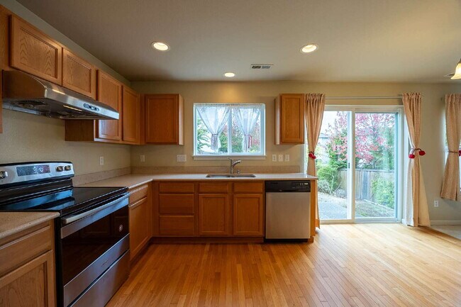 Building Photo - Spacious 3 Bedroom 2.5 Bathroom Rental Pro...
