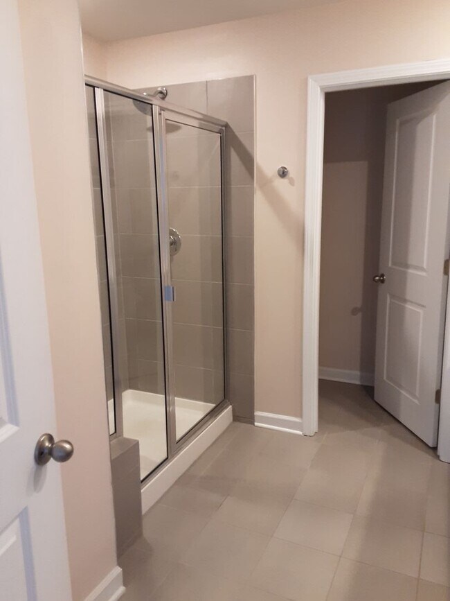 Building Photo - Don't miss out on this beautiful 5 Bedroom...