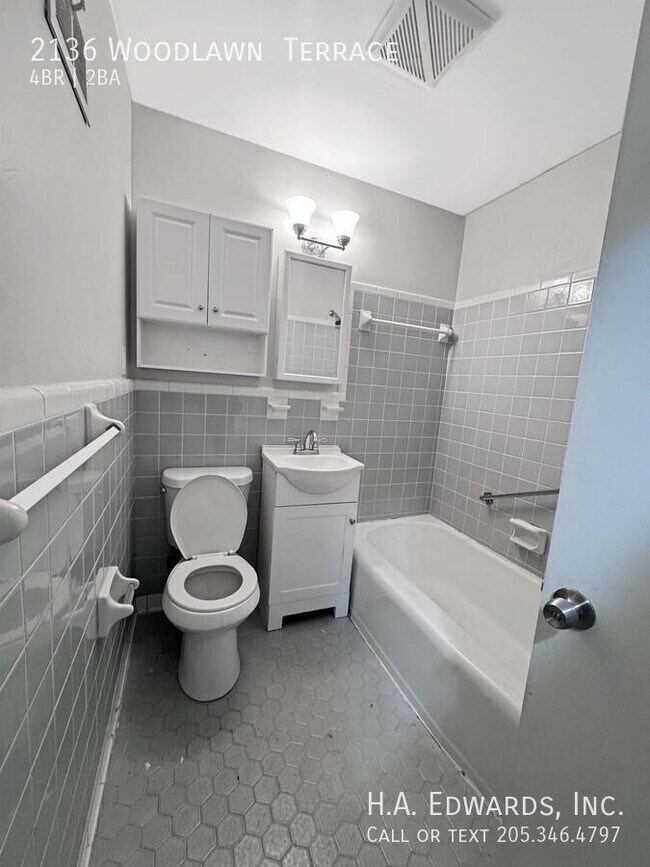 Building Photo - 2136 Woodland Terrace