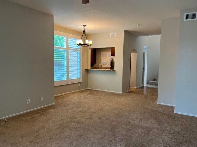 Building Photo - Charming end-unit home in Tamarack Point~ ...