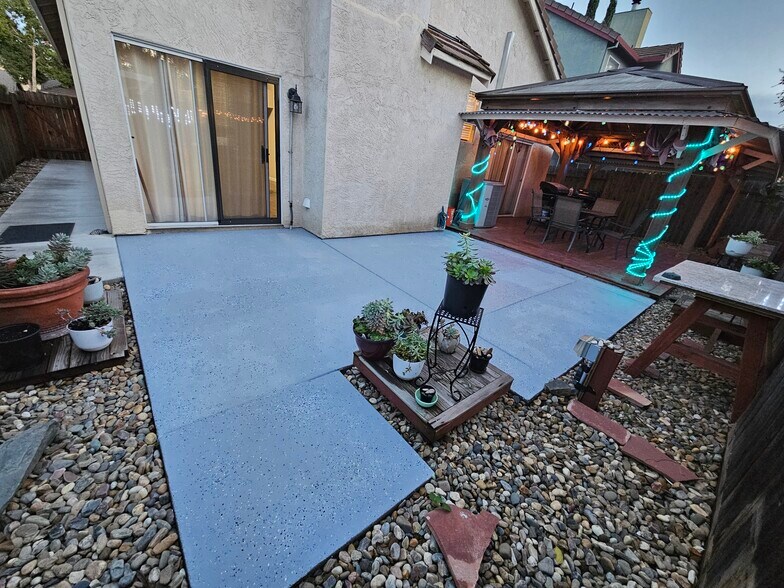 Outdoor Patio with brand new floor, beautiful pots of plants & garden host - 9316 Caulfield Dr