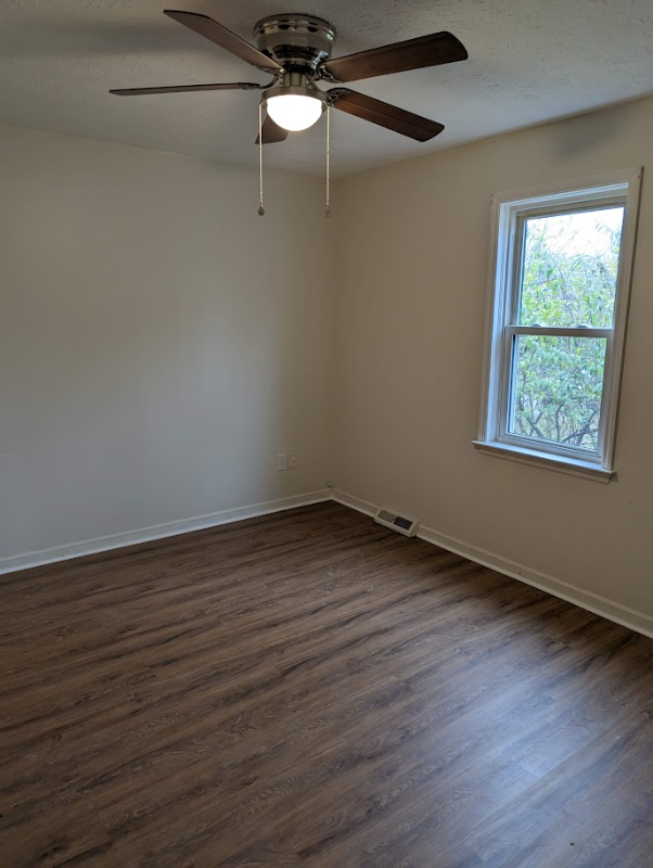 Building Photo - 485 Woodview Dr