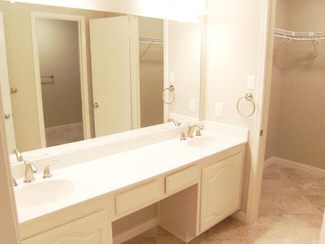 Building Photo - Great N Plano Home!