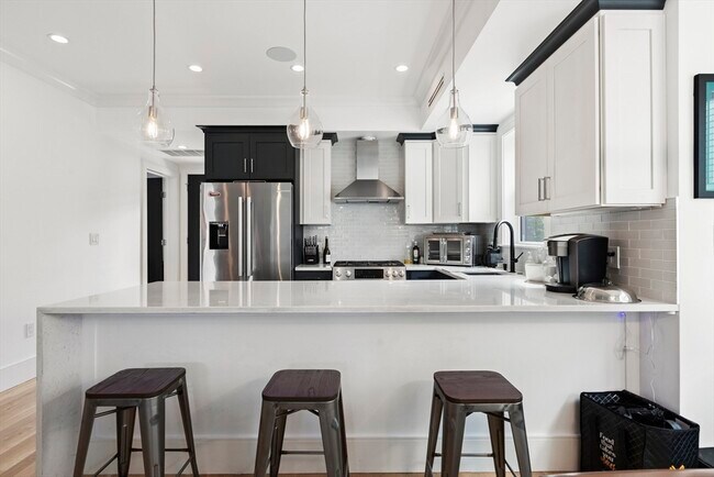Building Photo - 10 Hallet St