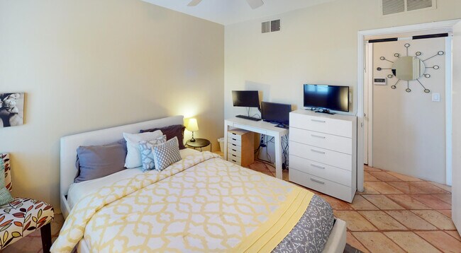 Building Photo - 4385 E Pso Caroleta