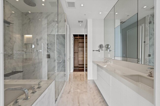 Building Photo - 460 NE 28th St