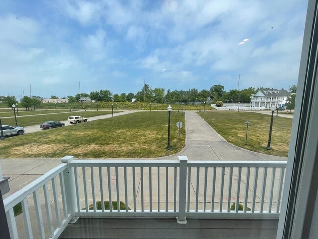 Building Photo - Beautiful Condo on the Water - 3 Bed - 3.5 Bath