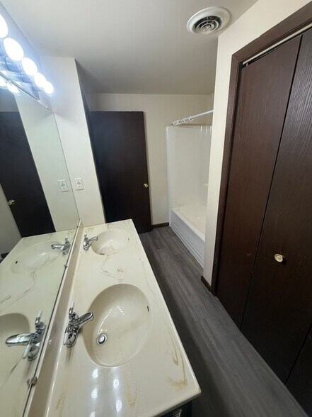 Building Photo - 537 Brandt Ave