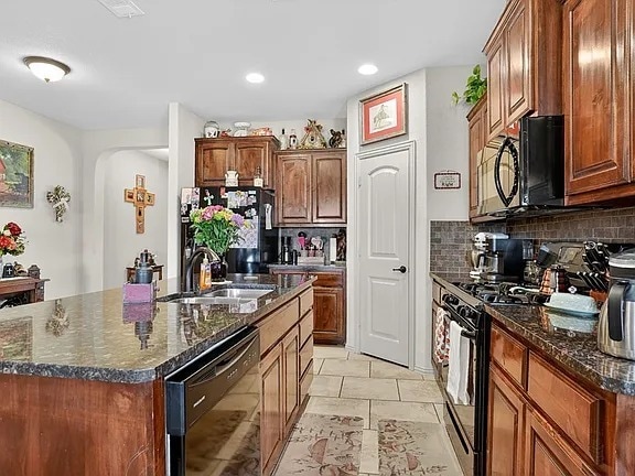 Building Photo - Comfy 3 Bed/2 Bath Midland Home with all appliances, backyard, attached garage, 6 min to grocery ...