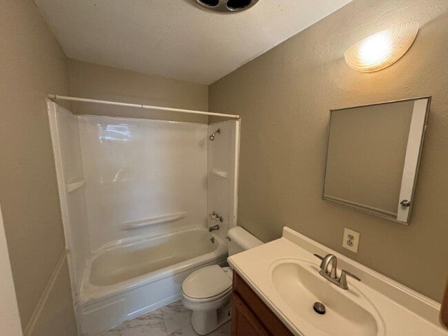 Building Photo - 3 bed, 1 bath home for rent in Moore near Santa Fe and NW 27th Street, New paint, and flooring!