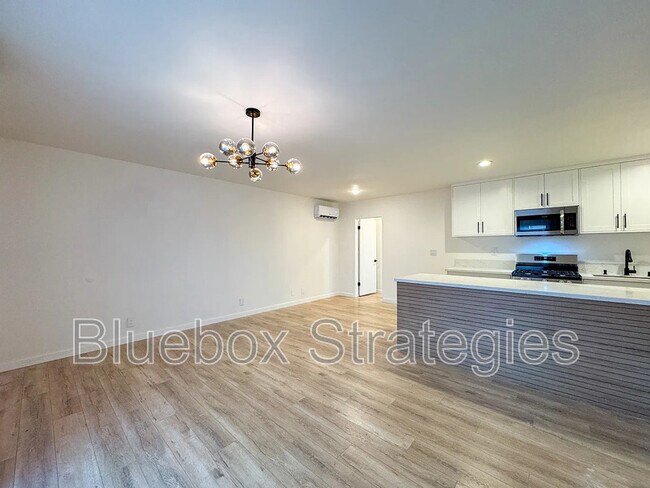 Building Photo - 606 Montana Ave