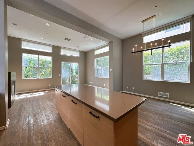 Building Photo - 6581 S Seabluff Dr