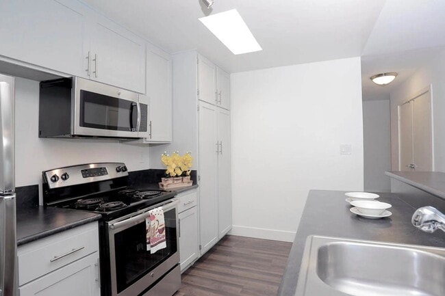 Building Photo - Waverly at Silverlake