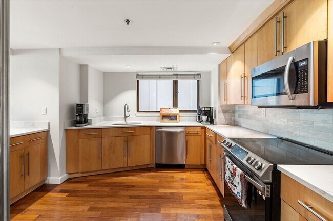 Building Photo - 165 Tremont St