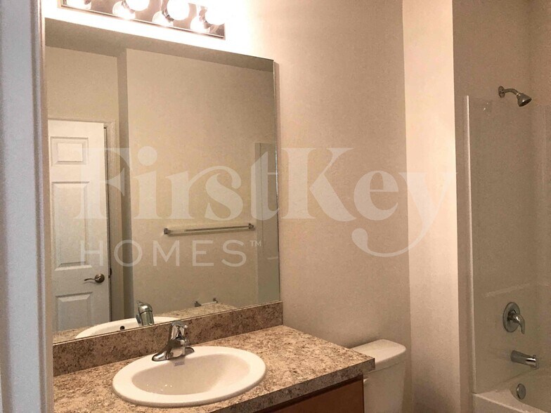 Building Photo - 625 SW 25th Terrace