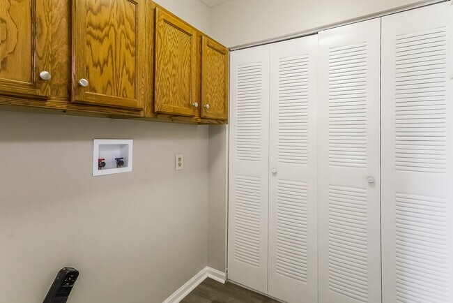 Building Photo - 1352 E McClarnon Dr