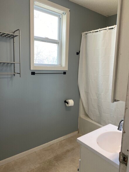 Bathroom - 608 4th St SE