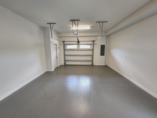 Building Photo - 605 Commonwealth Dr
