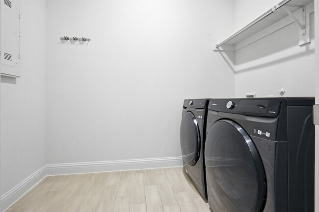 Building Photo - 208 Sequoia Dr