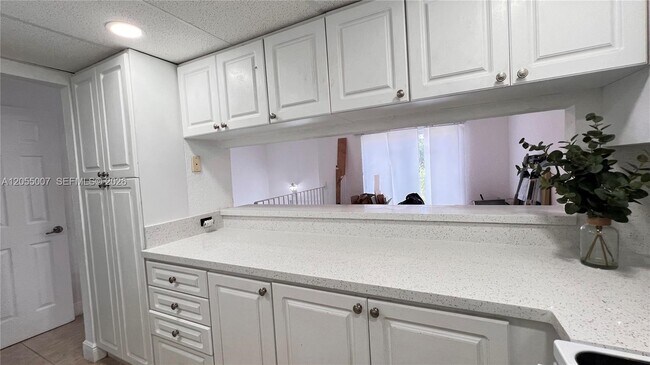 Building Photo - 984 W 40th St
