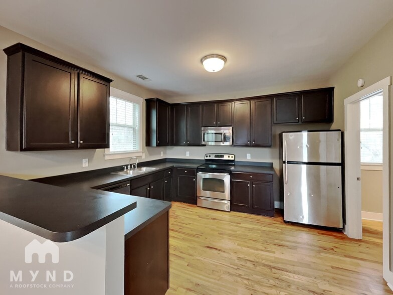 Building Photo - 183 Herring St