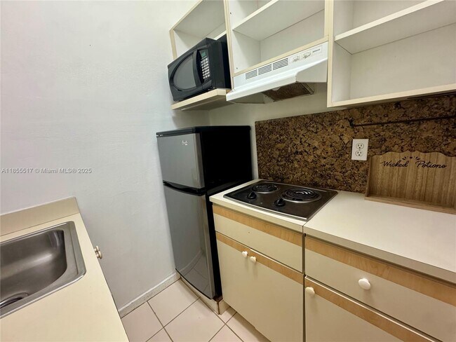 Building Photo - 3409 S Le Jeune Rd
